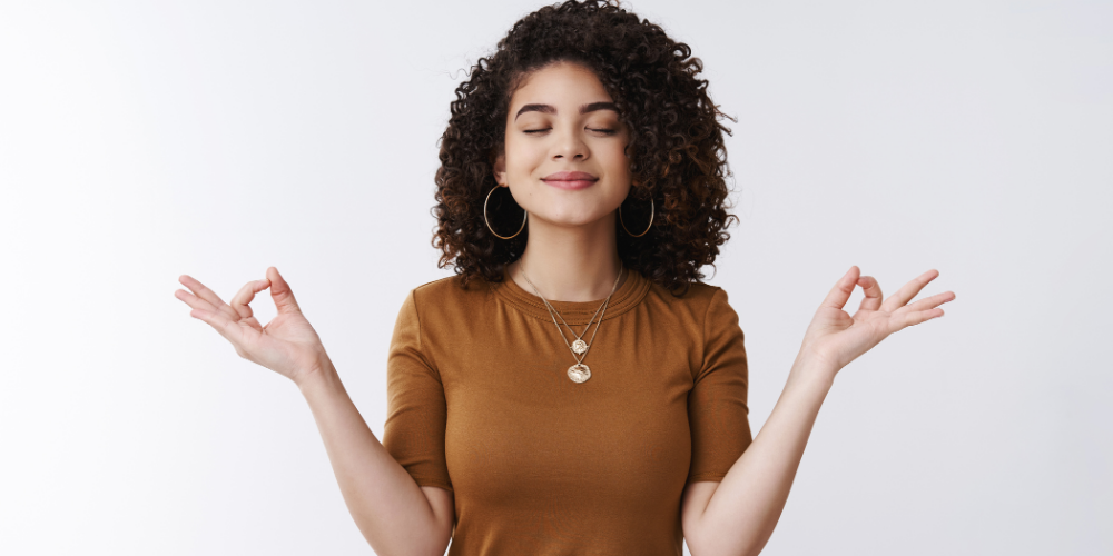 Pessoa refletindo sobre si mesma em processo de autoconhecimento e transformação pessoal