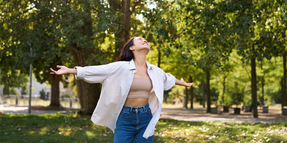 Pessoa cuidando da saúde emocional no dia a dia com práticas de autocuidado e consciência corporal